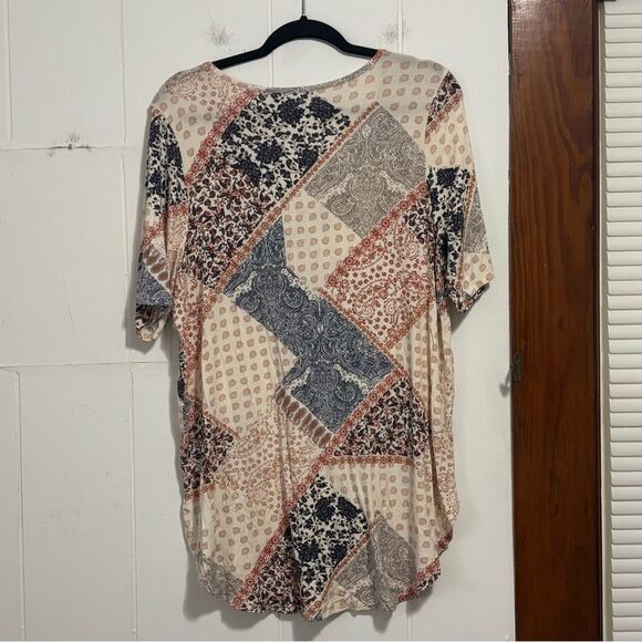 Maurices Patchwork V-Neck Short Sleeve Top 0X - Picture 3 of 3
